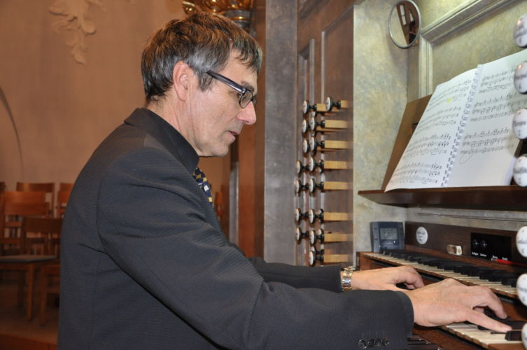 Carl Rütti an der Orgel